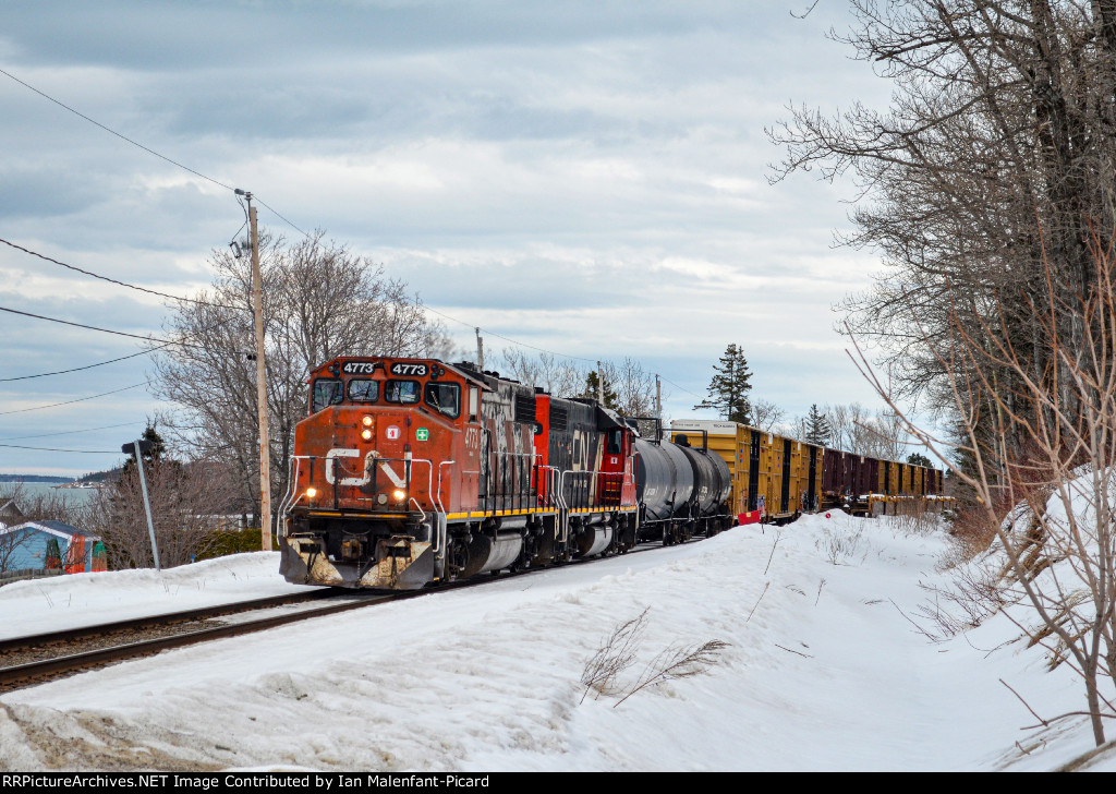 CN 4773 leads 559 at lAnse Au Sable